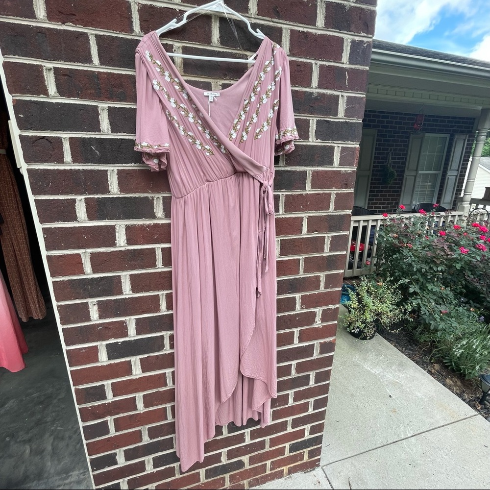 Wren & Ivory Embroidered Maternity Dress - M - EUC